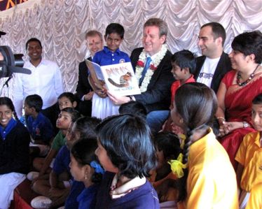 Former NSW Premier Barry O'Farrell reading to children in Bangalore as part of the 40K program